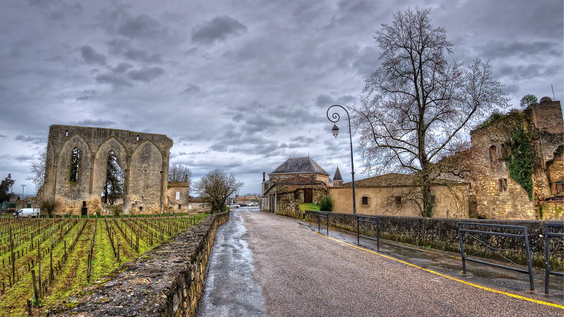 Rượu Vang Chateau Les Grandes Murailles